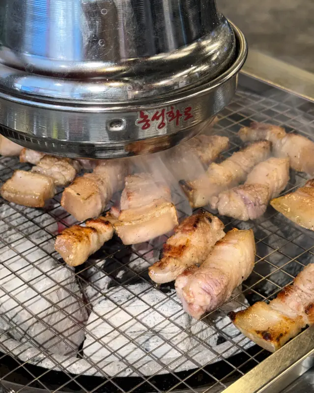 숯불 위에서 노릇노릇 익어가는 오겹살