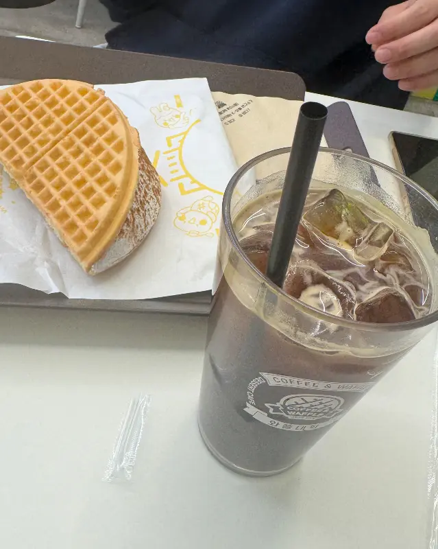 와플과 아이스 아메리카노