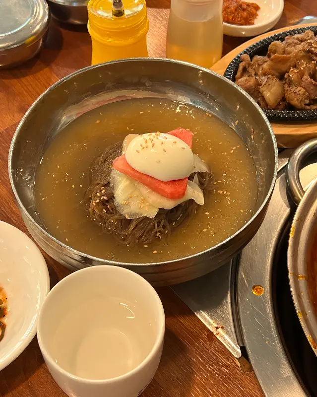 살얼음 동동 뜬 시원한 고기 냉면