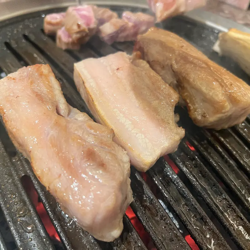 불판 위에서 익어가는 흑돼지