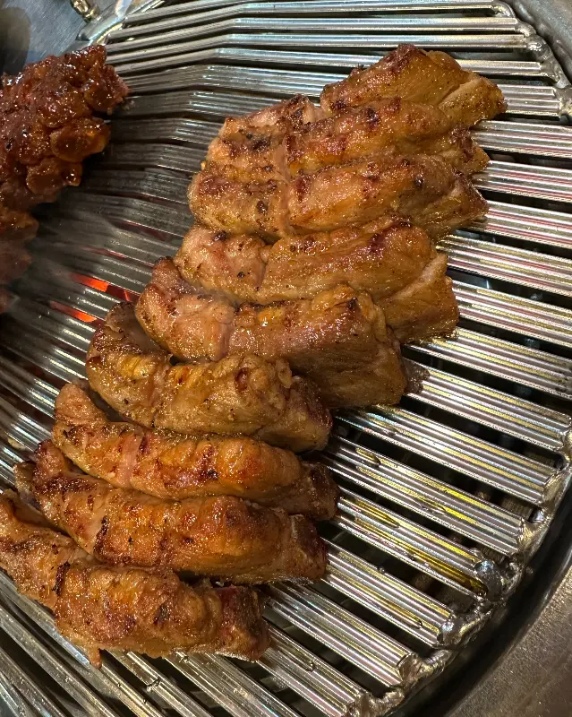 주먹밥을 불판에 구워먹는 모습