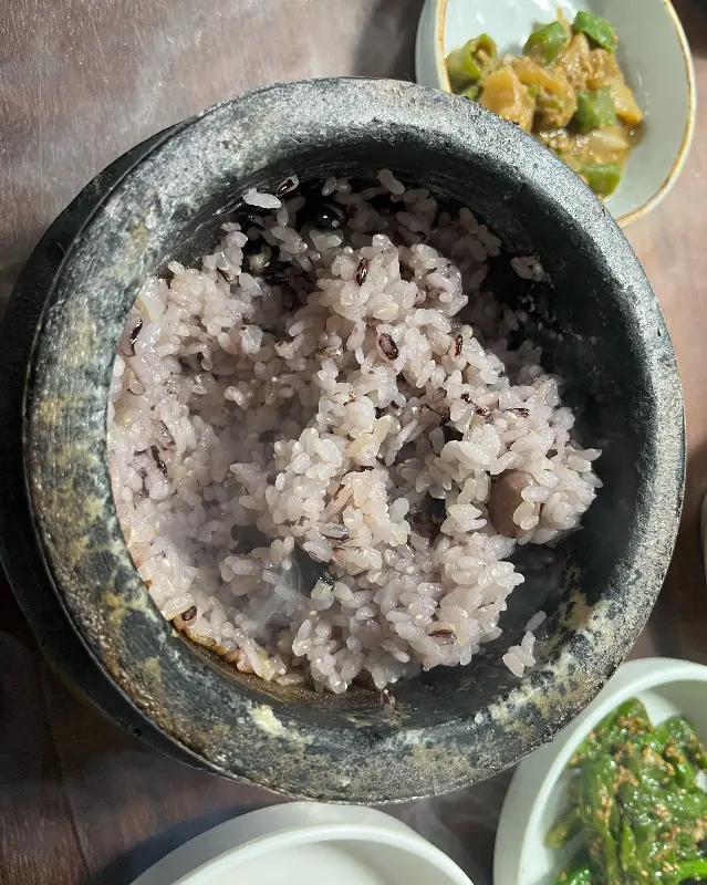 윤기가 흐르는 돌솥밥