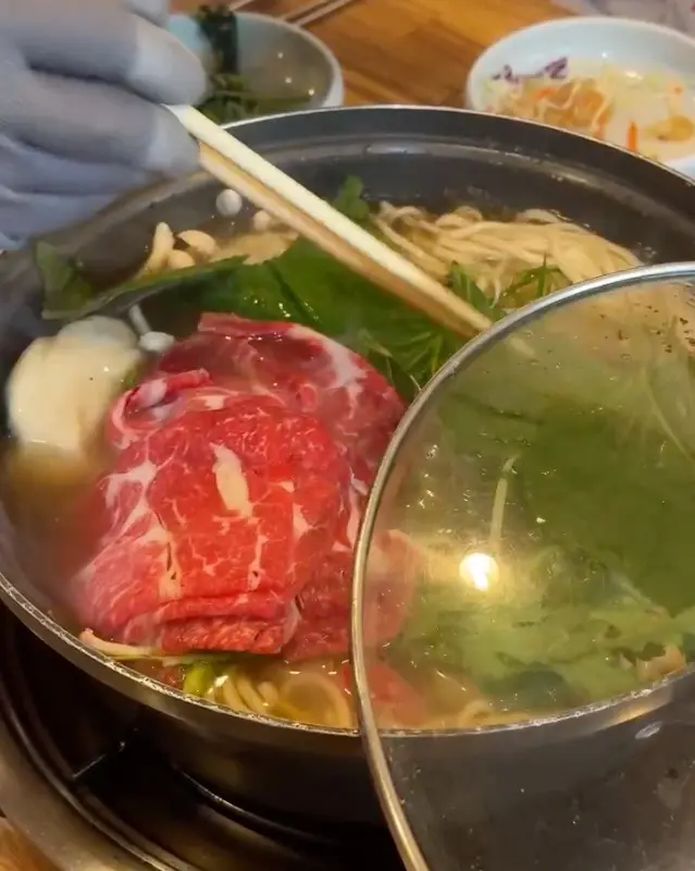 끓고 있는 만두전골