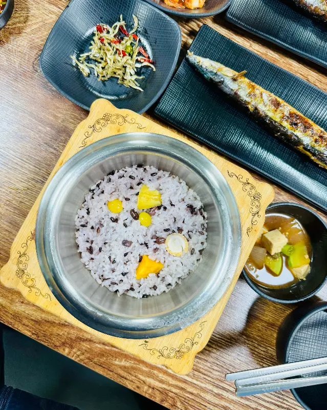 돌솥밥과 다양한 반찬이 놓인 테이블 전체 샷