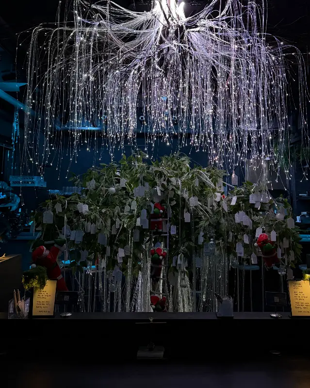 밤수중 내부 인테리어: 소망이 담긴 메모가 달려있는 나무