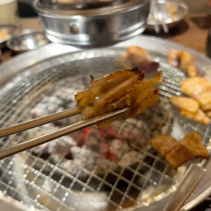 노릇하게 구워진 양념갈비