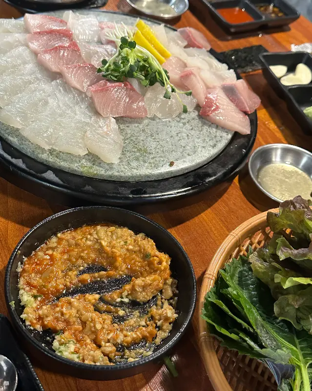 돌 위에 플레이팅된 광어회