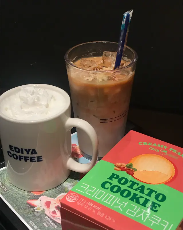 맛있는 디저트와 함께 즐기는 커피 한 잔