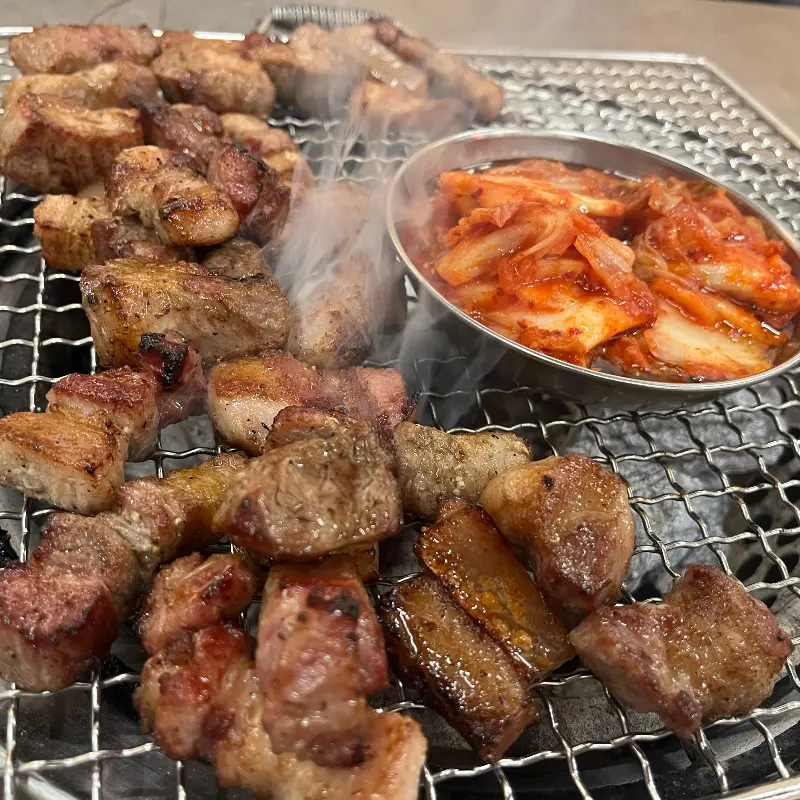 김치와 함께 구워진 삼겹살