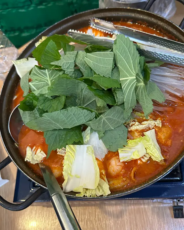 곱도리탕에 깻잎이 수북이 쌓여있는 모습