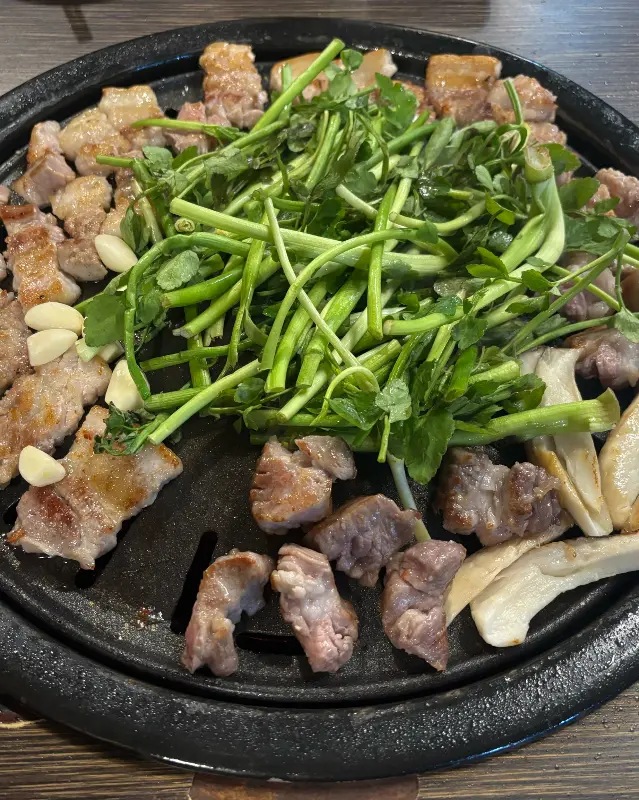 꽃삼겹살, 미나리, 구운 마늘의 완벽한 조화