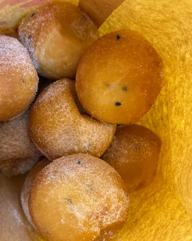 종이 봉투에 담긴 찹쌀 도너츠