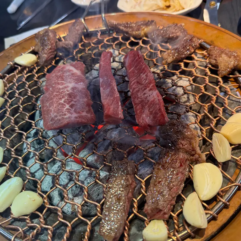 숯불 위에서 익어가는 한우