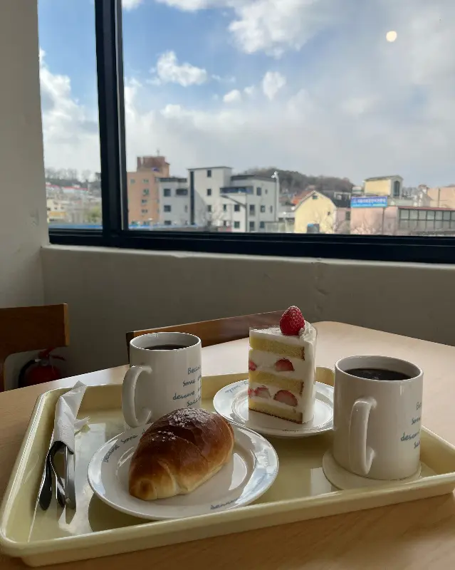 창밖 풍경과 함께 즐기는 커피와 빵