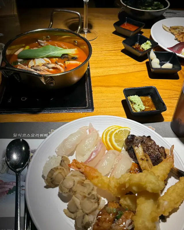 초밥, 장어, 샐러드 등 다양한 음식