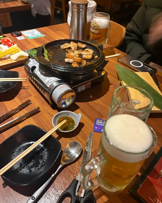 테이블 위 가리비 구이