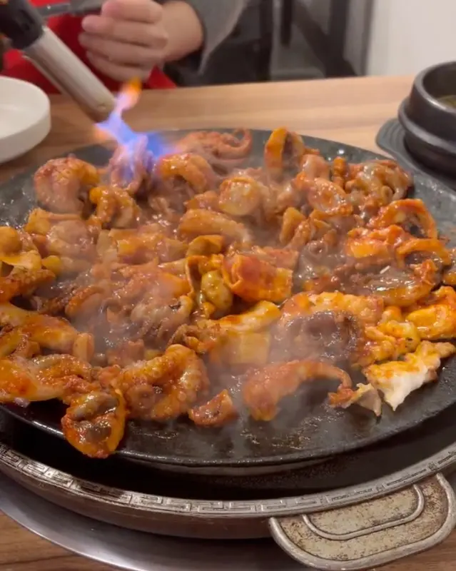 화려한 불쇼로 완성되는 볶음밥