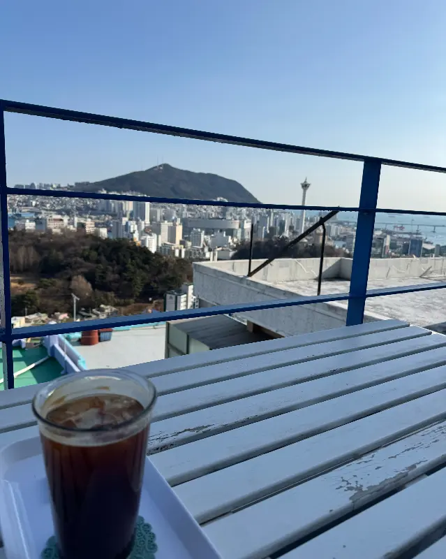 카페 루프탑에서 바라본 부산 시내 전경 사진