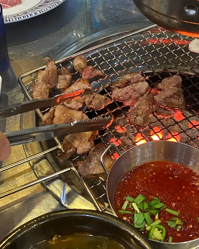 돼지갈비 굽는 모습