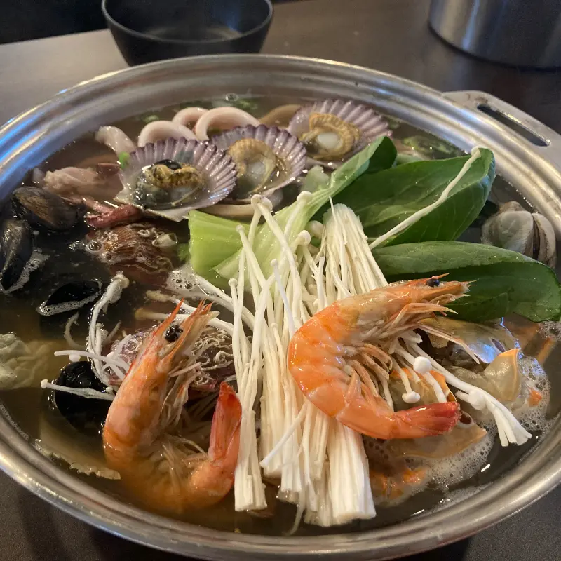 해산물과 채소가 어우러진 전골