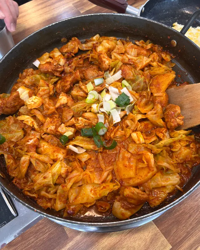 닭갈비가 익어가는 모습