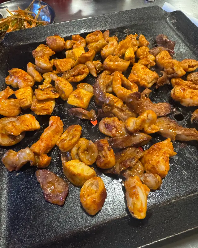 불판 위에서 익어가는 곱창