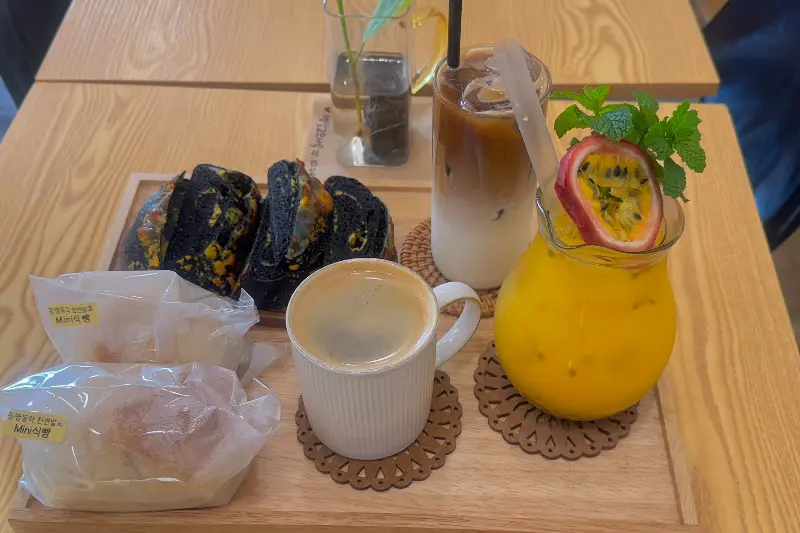 올리브 치아바타와 쑥라떼