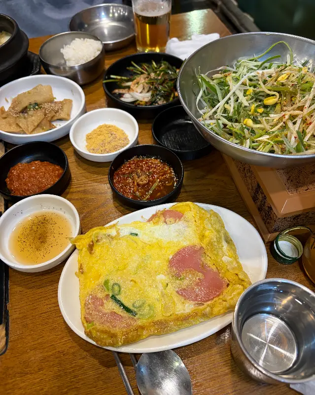 푸짐하게 차려진 밑반찬과 계란찜