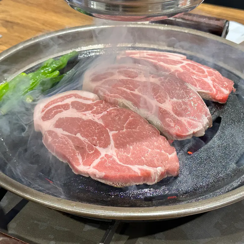 숯불 위에서 익어가는 목살