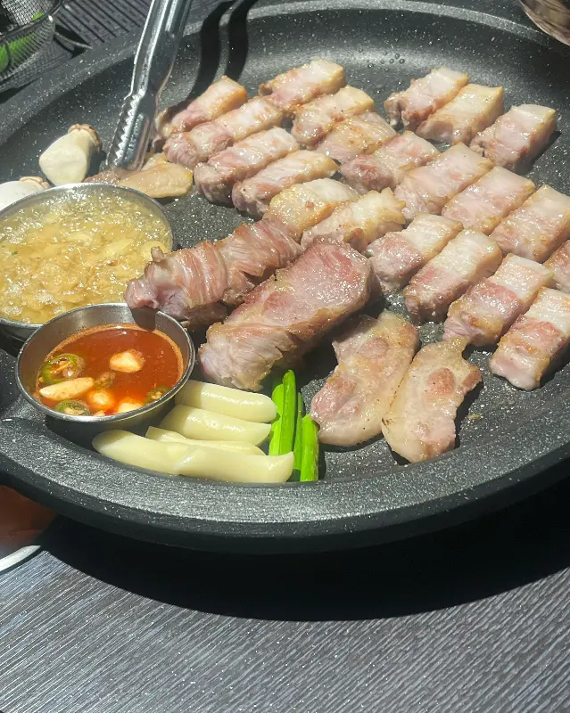 불판 가득 채운 삼겹살