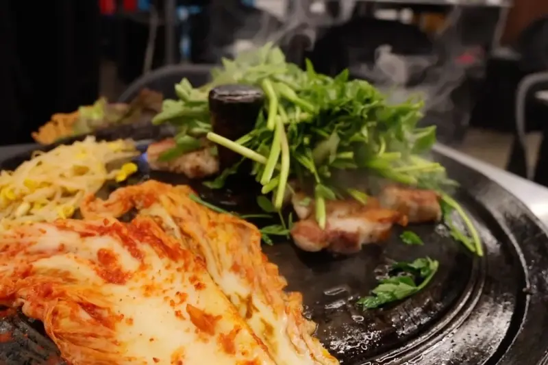 삼겹살, 김치, 미나리의 환상적인 조합