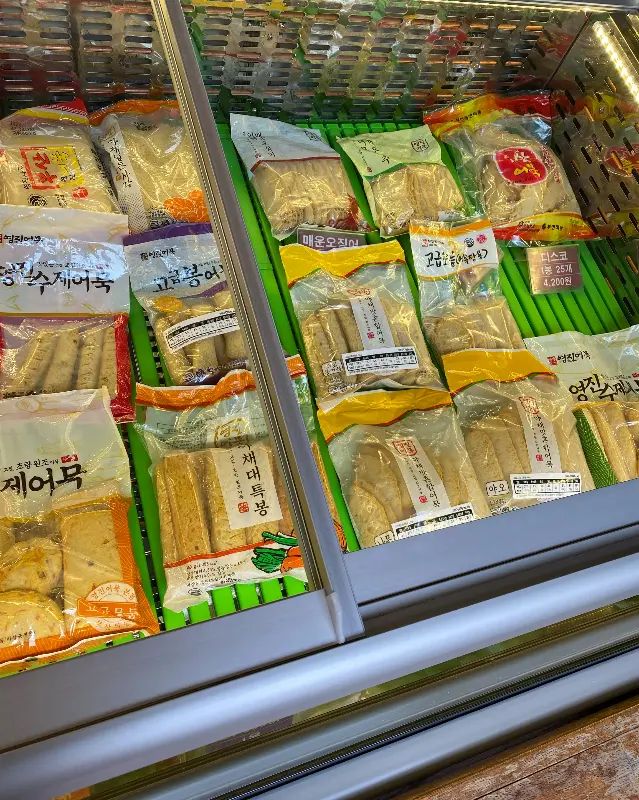 냉장 쇼케이스 안의 어묵들