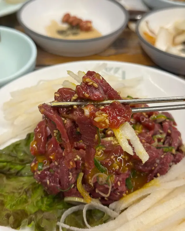 육사시미와 소스의 조화