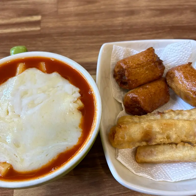 치즈 떡볶이와 튀김