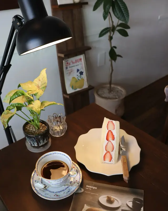 테이블 위의 커피와 산도