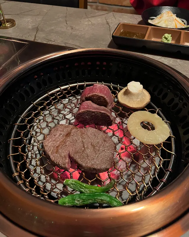 숯불 위에서 익어가는 한우 안심