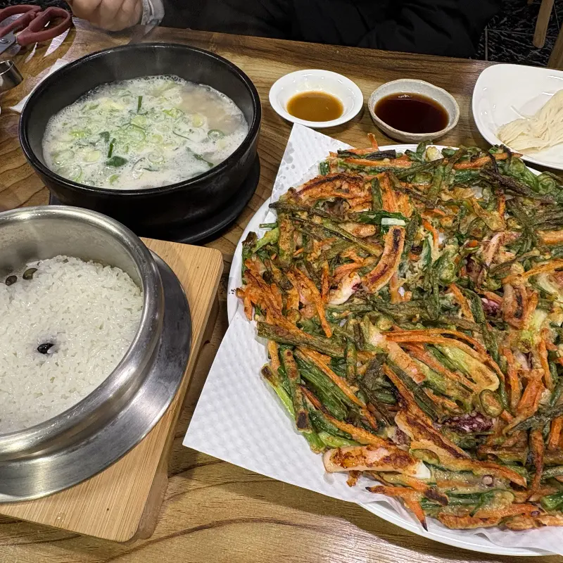 갈비탕과 해물파전이 함께 놓여진 테이블 모습