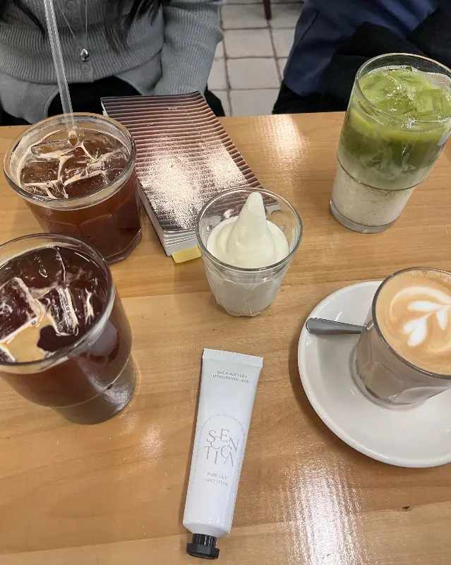 신선한 과일이 올라간 프렌치 토스트