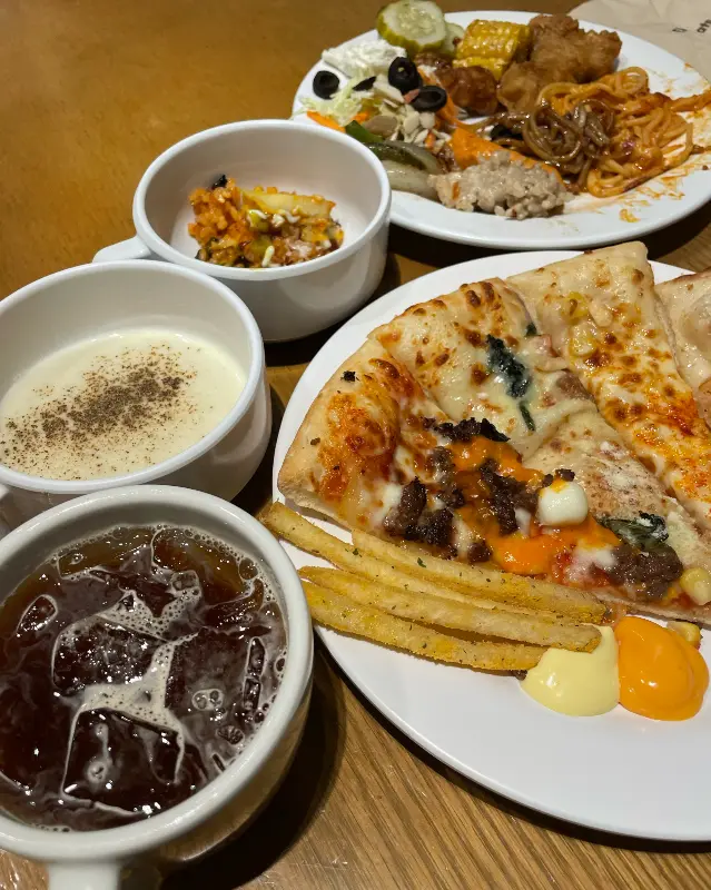 피자, 파스타, 치킨, 샐러드 등 푸짐한 한 상 차림