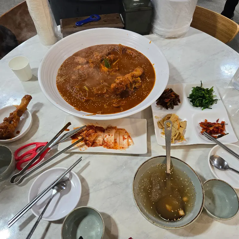 닭볶음탕 한 상 차림