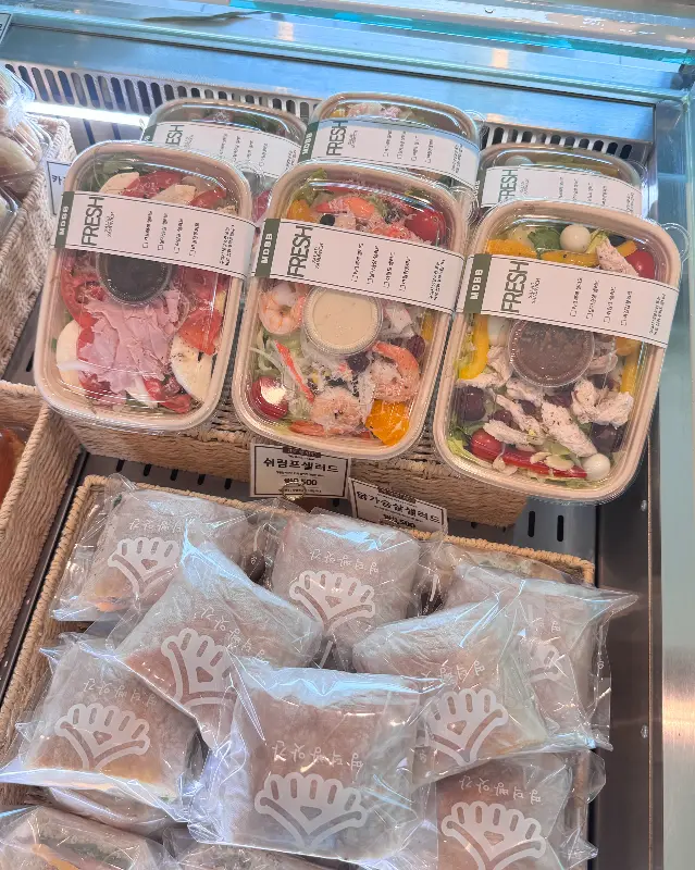 명덕빵앗간의 샌드위치와 샐러드