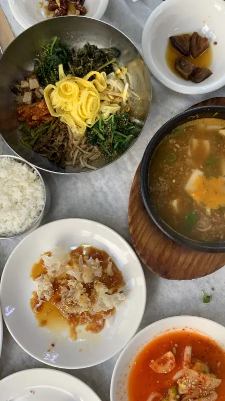 산채비빔밥과 밑반찬 한 상 차림