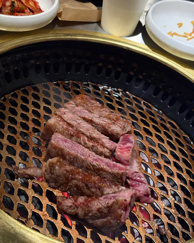 숯불 위에서 익어가는 한우