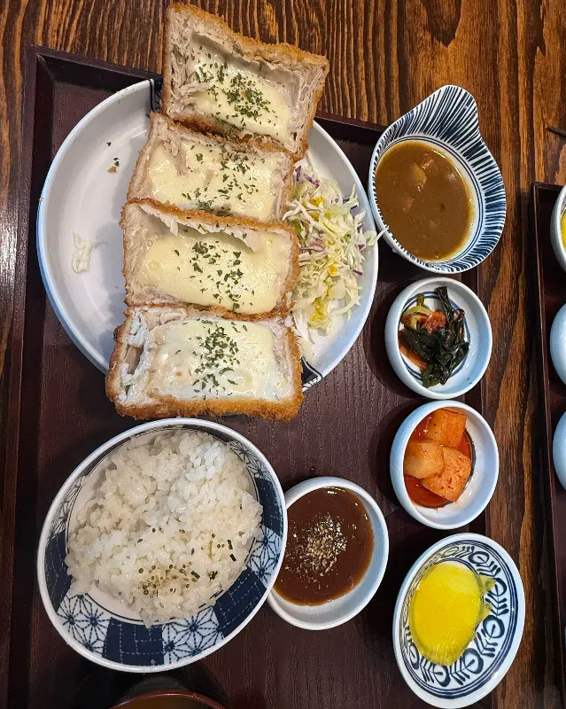 밥, 샐러드, 돈까스, 깍두기, 장아찌, 돈까스 소스, 카레 소스까지 푸짐한 한 상