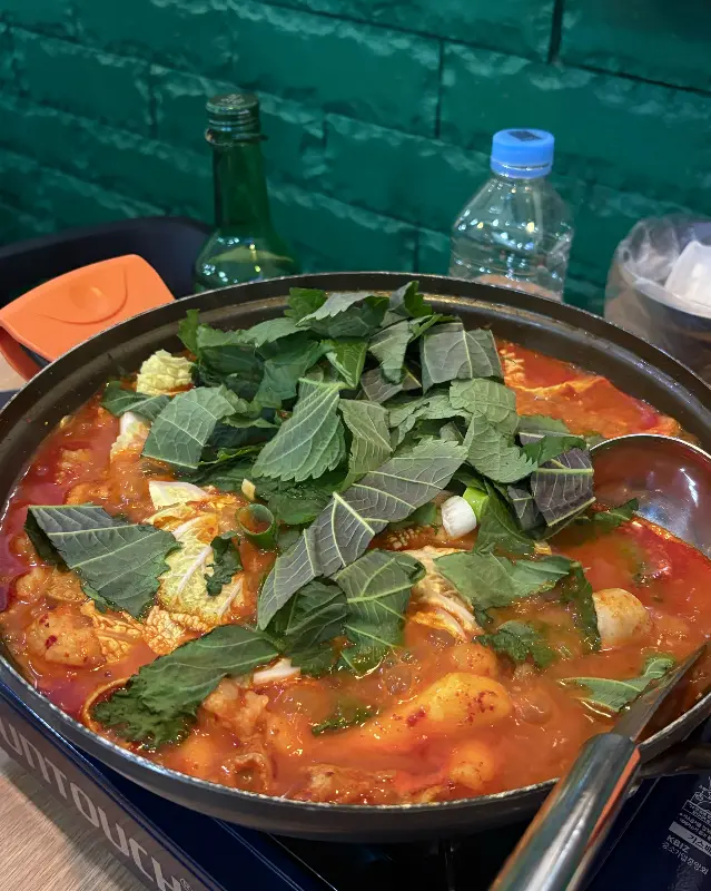 테이블 위에 놓인 곱도리탕 냄비