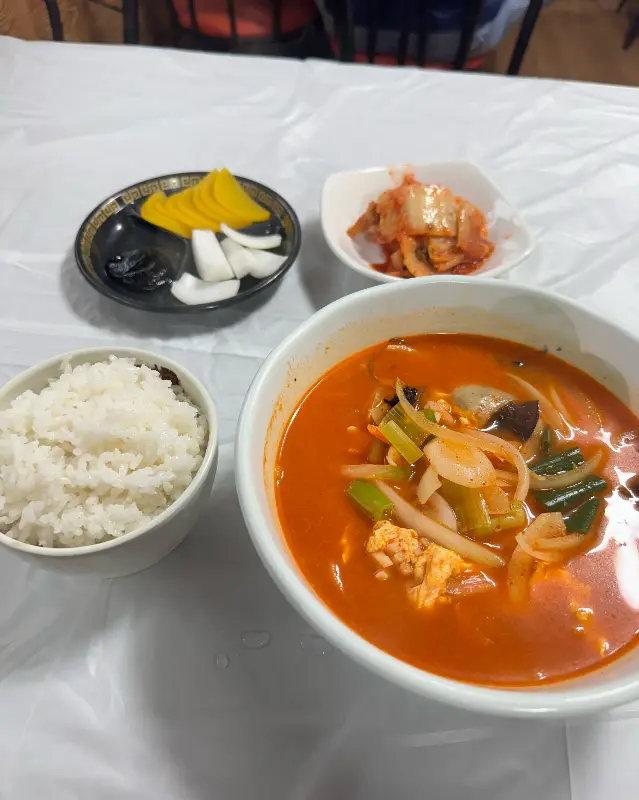 맛깔스러운 깍두기와 단무지