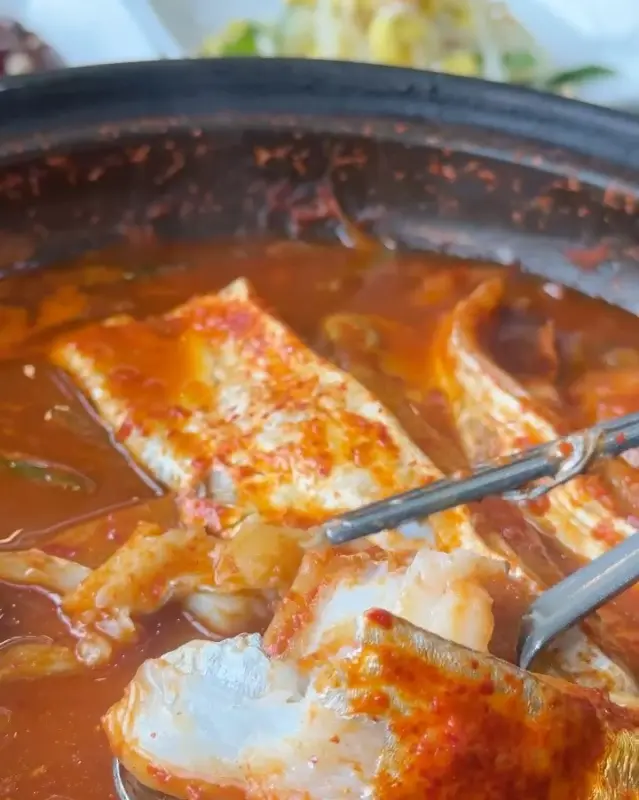 순살 갈치조림을 숟가락으로 떠서 먹는 모습