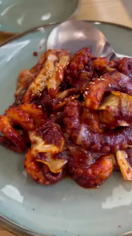 윤기가 흐르는 낙지볶음