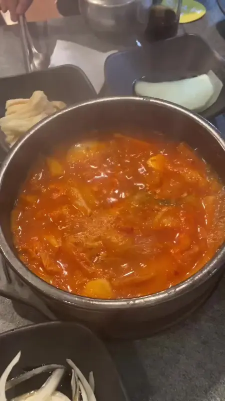 다양한 쌈 채소와 함께 즐기는 흑돼지