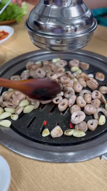 숯불 위에서 익어가는 곱창구이